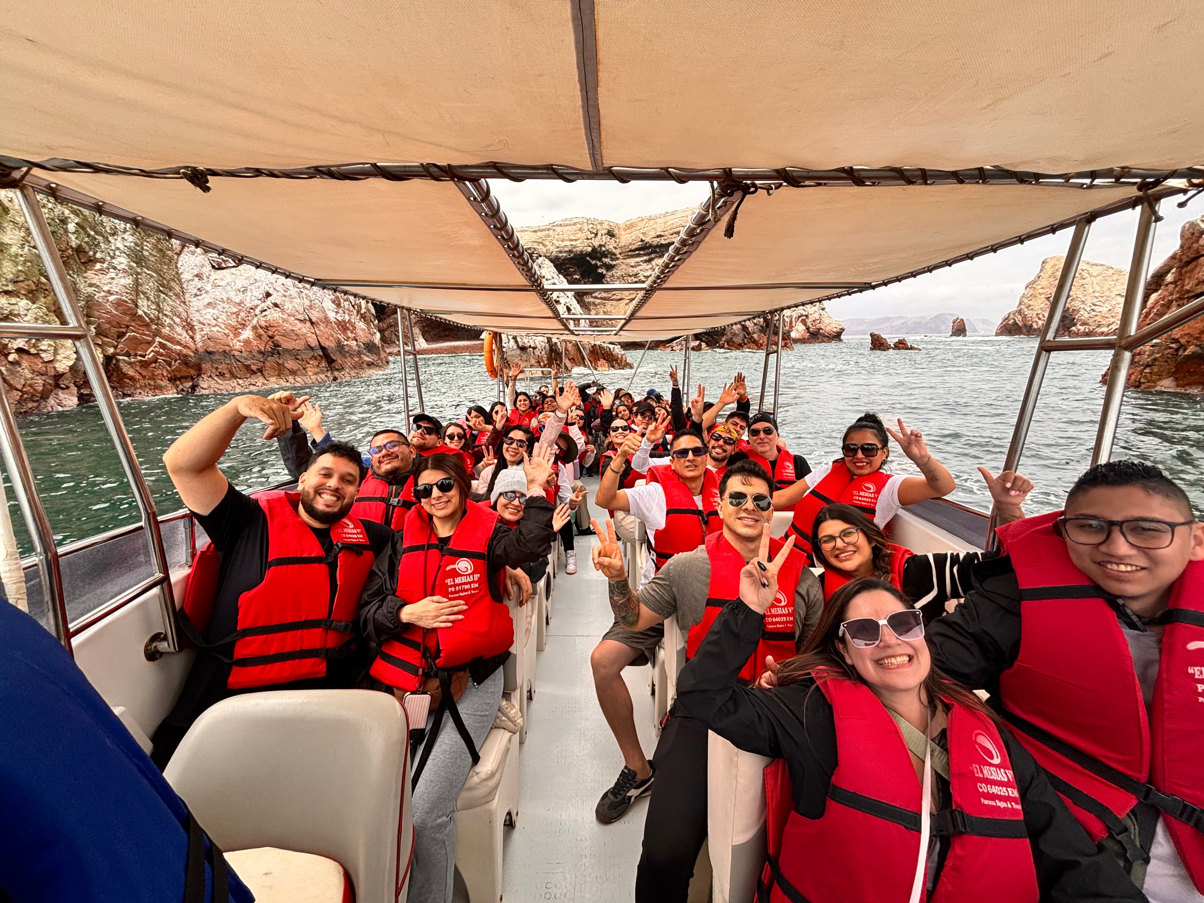 Pasajeros de Paracas Sights & Tours a bordo de la embarcación en Islas Ballestas