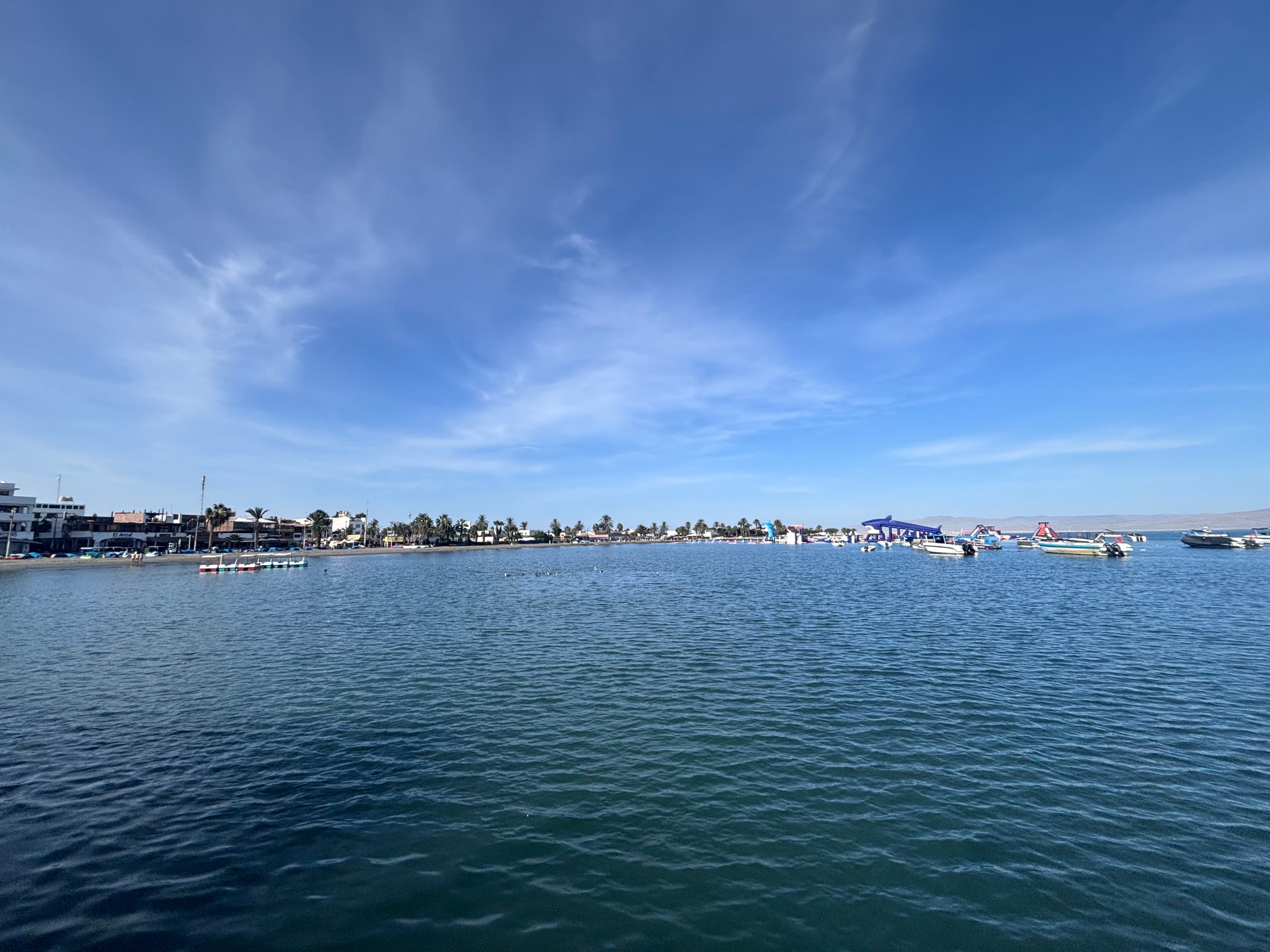 Bahía de Paracas con embarcaciones frente a la costa de El Chaco